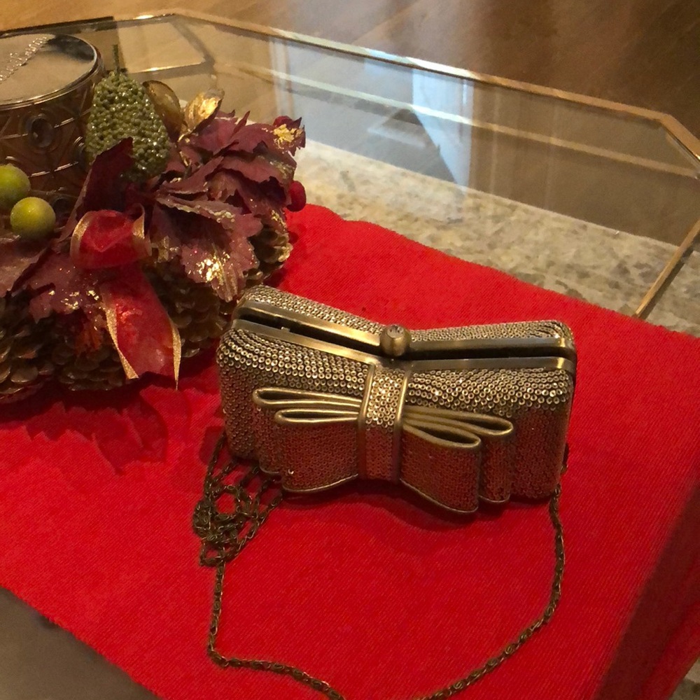 Gold sequenced formal clutch